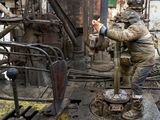 Hasta 200 horas extras al mes: la clave del salario petrolero. Un contador de Neuquén revela qué variables disparan el recibo a más de $9M brutos.