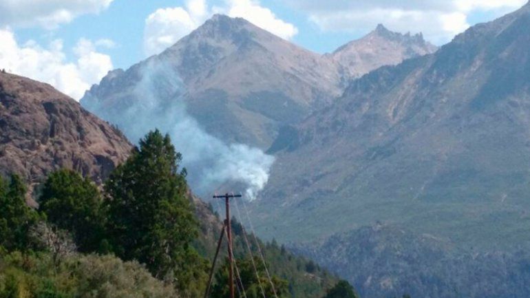 Un incendio forestal afecta al Cerro Catedral en Bariloche