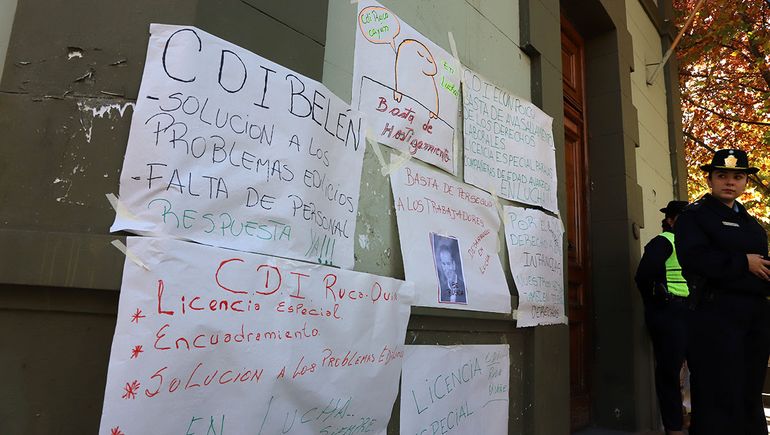 Trabajadores de los CDI nucleados en ATE se manifiestan en Casa de Gobierno.