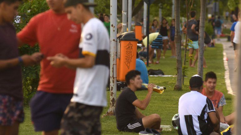 Hay preocupación por la cantidad de chicos de entre 14 y 18 años que beben en los balnearios sin ningún tipo de control. Dicen que empiezan a tomar a la siesta y siguen hasta la noche.&nbsp;