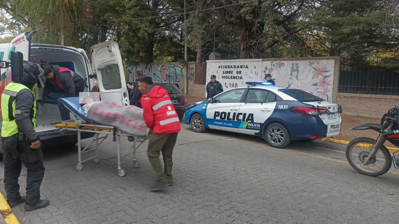 Operativo policial por una mujer en un auto que parecía abandonado, en pleno Paseo de la Costa | LM Neuquen Operativo policial por una mujer en un auto que parecía abandonado, en pleno Paseo de la Costa