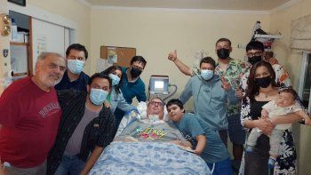 Juan Pablo Uribe junto a familiares y personal que lo cuida.jpg