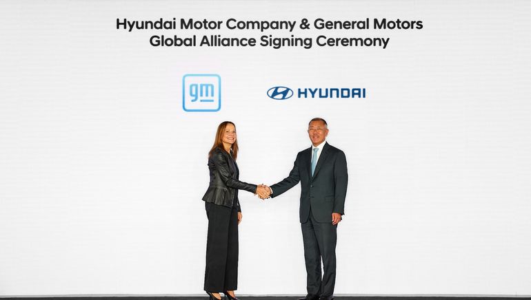 Mary Barra, presidenta y directora ejecutiva de General Motors, y Euisun Chung, presidente ejecutivo de Hyundai Motor Group, durante la firma de un acuerdo entre ambas compañías en septiembre. Foto: Hyundai Mary Barra, presidenta y directora ejecutiva de General Motors, y Euisun Chung, presidente ejecutivo de Hyundai Motor Group, durante la firma de un acuerdo entre ambas compañías en septiembre. Foto: Hyundai