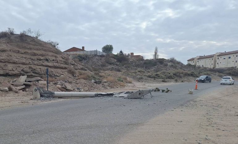 Un choque contra un poste provocó un inesperado corte de luz