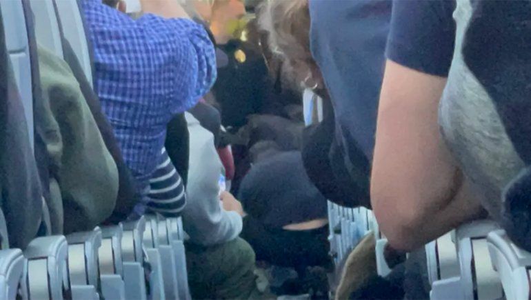 Una azafata golpeo con una cafetera a un pasajero para evitar una tragedia