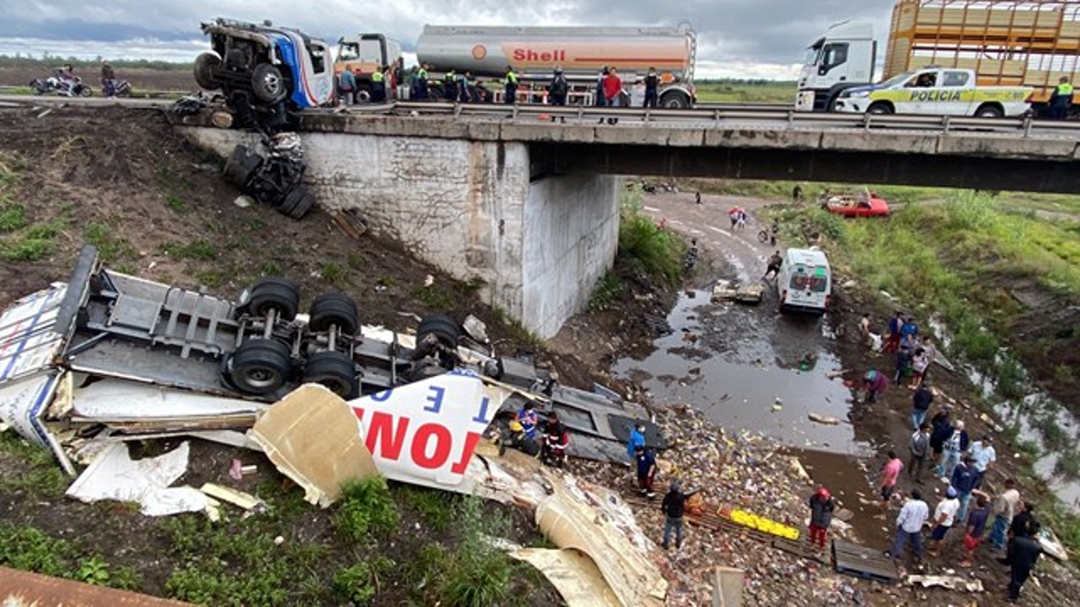 Video: fue a saquear un camión accidentado y quedó atrapado entre los hierros