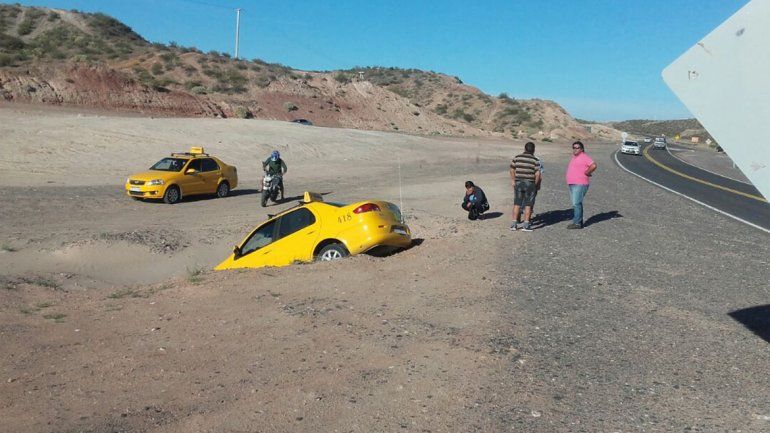 Una taxista hizo una maniobra indebida y terminó en un pozo