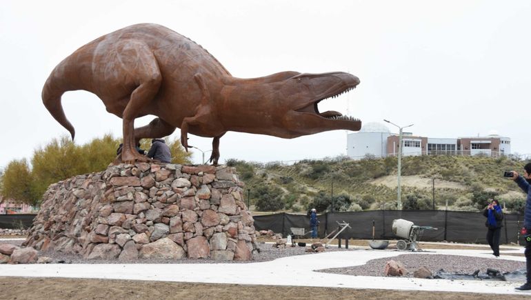 La réplica Tyrannotitan chubutensis tiene 13 metros de largo y fue instalada junto a la laguna Cacique Chiquichano en Trelew.  