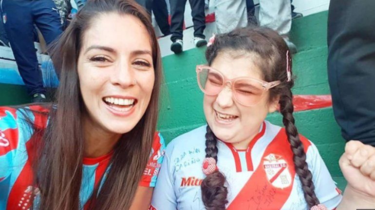 El emocionante video de una mamá relatándole un gol a su hija ciega