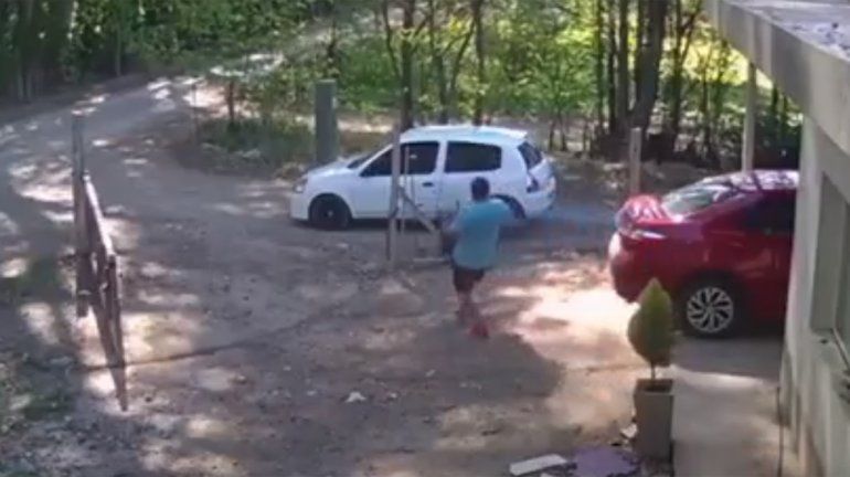 Mientras una familia desayunaba, ingresó al patio de la casa y les robó el generador