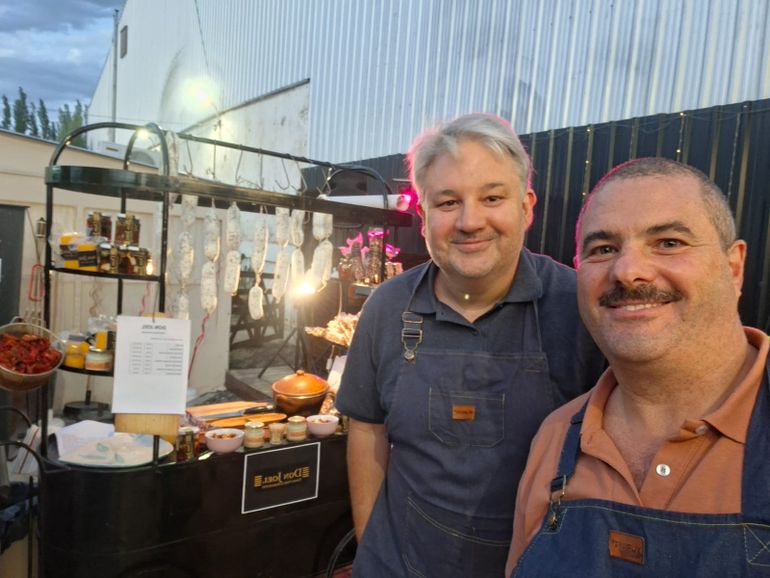 Rodrigo y Cristian en una de las tantas ferias donde participan. Rodrigo y Cristian en una de las tantas ferias donde participan.