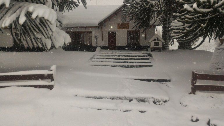 En Junín de los Andes se formó una carpeta densa de nieve.