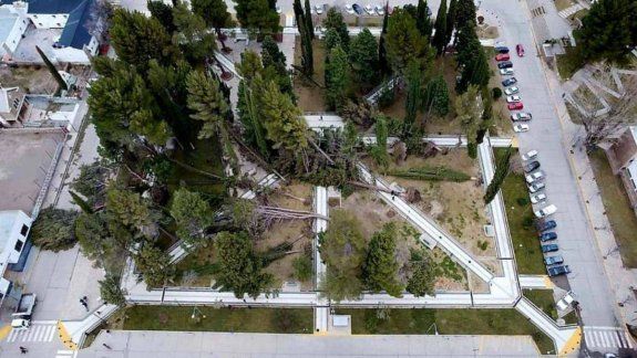 El temporal de viento destruyó la plaza San Martín de Chos Malal