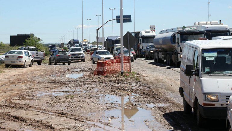 Vecinos de Nueva España mantendrán el corte sobre Ruta 7 durante toda la noche