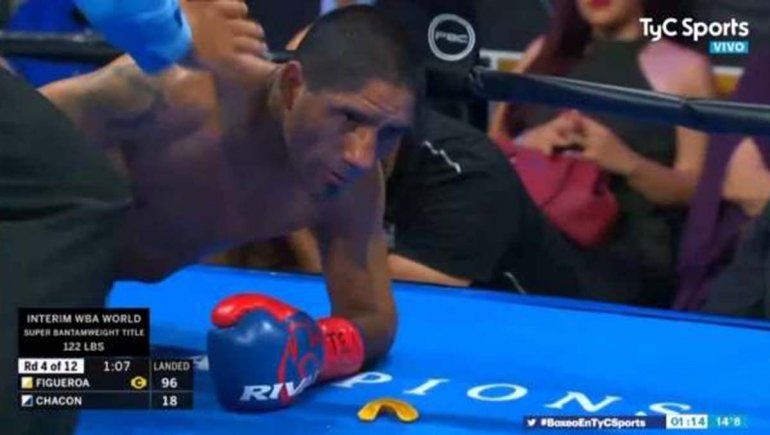 El terrible aluvión de golpes que dejó sentado en el ring y sin título al argentino Chacón