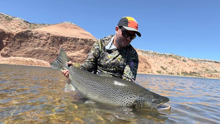 Increíble captura en el Limay: pescaron una trucha enorme