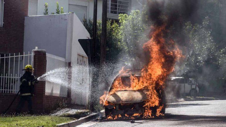 Un taxi se prendió fuego en la zona del Alto