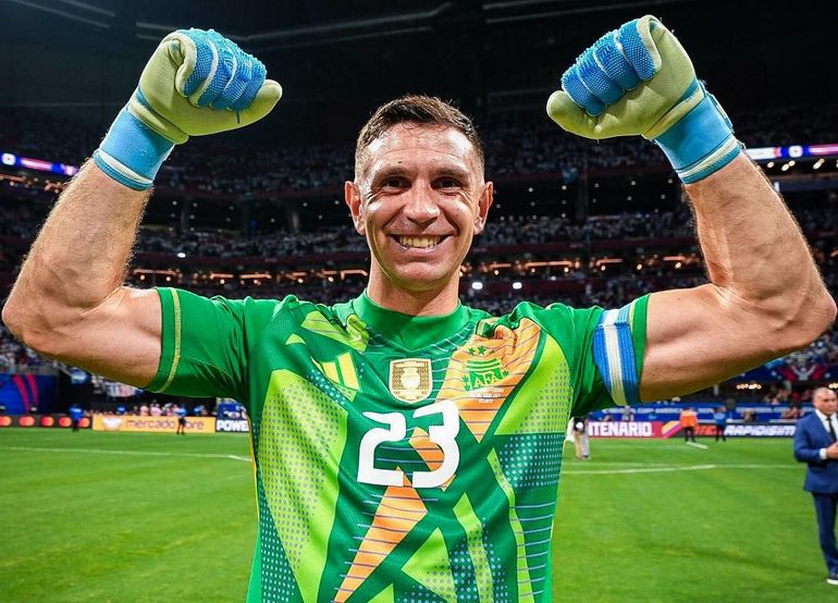 Dibu Martínez y el festejo de cara a los hinchas chilenos tras el gol de Argentina