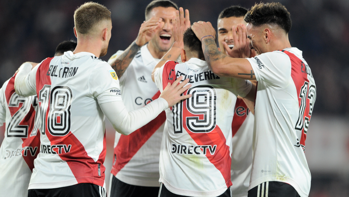 Beltrán, Echeverri y compañía festejan el tercero contra Instituto. Foto: Télam&nbsp;