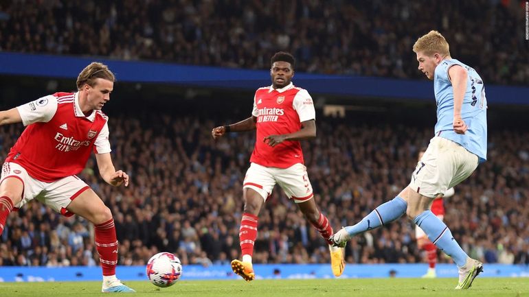 Manchester City y Arsenal pelean palo a palo en la Premier League. 