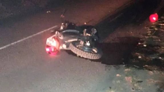 Vázquez circulaba en una moto Motomel Skua 150 cc cuando impactó contra el tractor.