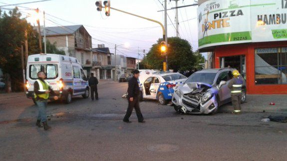 Una joven manejaba borracha y chocó contra un patrullero