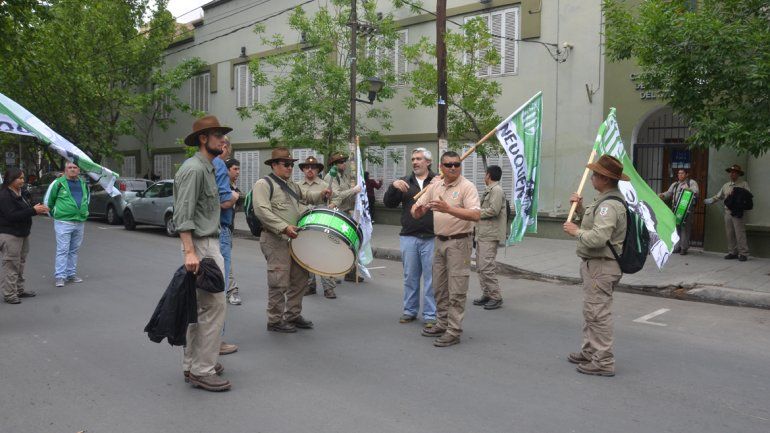 Los guardafaunas reclamaron en la Casa de Gobierno.