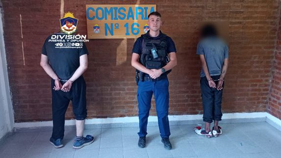Tres delincuentes robaban de un auto estacionado y un vecino los delató