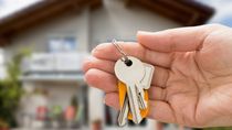 la casa propia cada vez mas lejos: ¿cuantos anos necesita trabajar un argentino para comprar una?