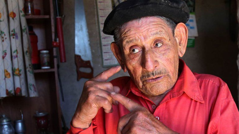 Martín Morales en su humilde vivienda de Centenario.Vive con sus familiares