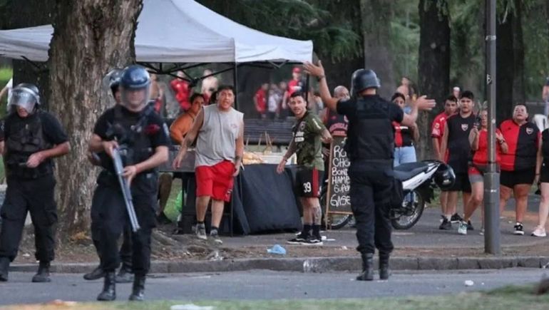Arde Newells: impactantes destrozos y enfrentamientos de los hinchas con la policía tras la derrota en el clásico