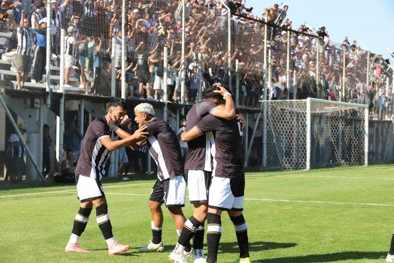 El Albinegro le gan&oacute; con autoridad al conjunto chacarero de Mendoza. Fotos: Claudio Espinoza