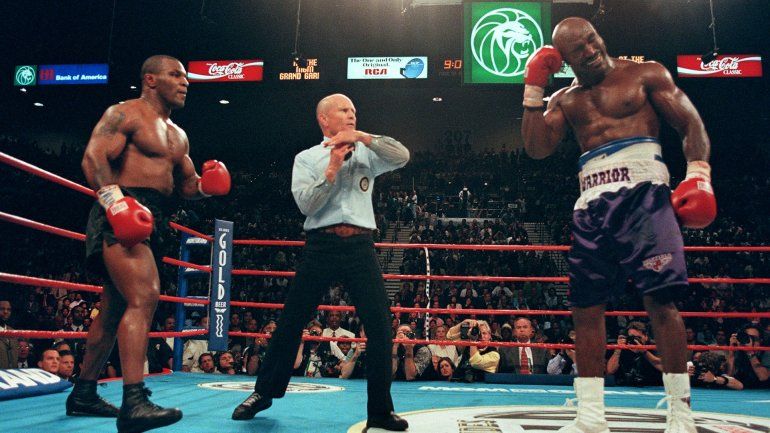 La famosa pelea en la que Tyson le mordió la oreja a Holyfield.