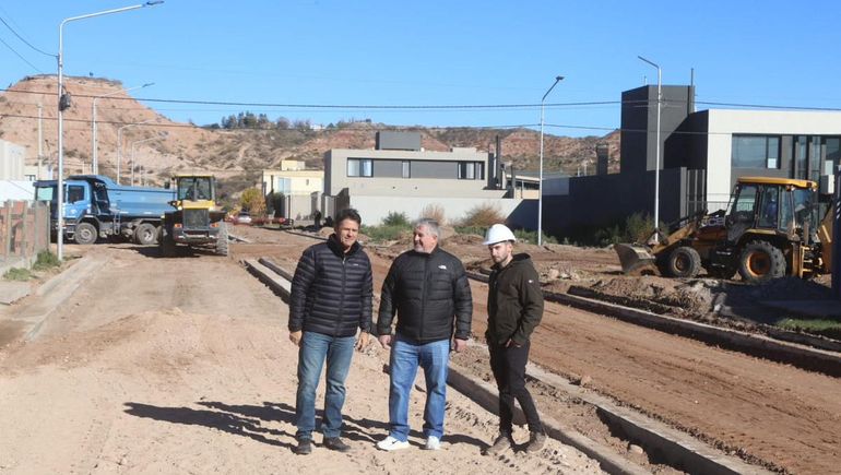 Gaido recorrió la obra de asfalto en Rincón del Río