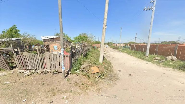 El conflicto de tomas de tierras en La Matanza comenzó porque los usurpadores habrían loteado una plaza de juegos para ponerla a la venta en su nuevo “desarrollo inmobiliario”, lo que generó la ira de varias personas. Foto: Google.