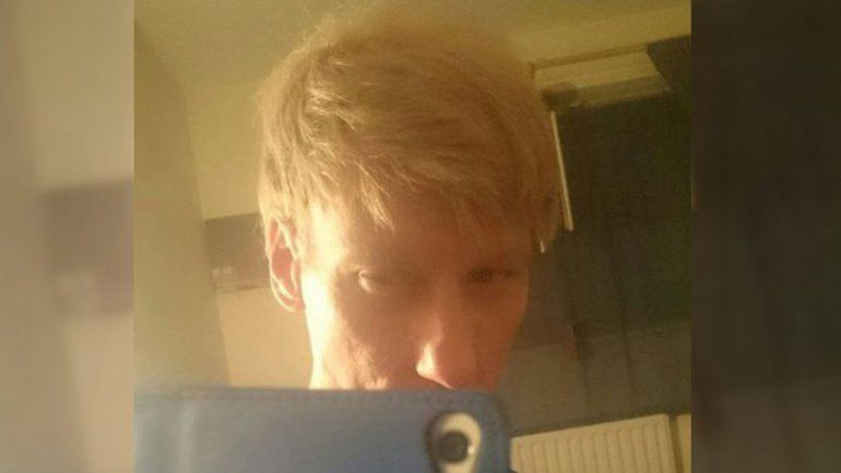 Una imagen del asesino serial británico frente a su computadora.