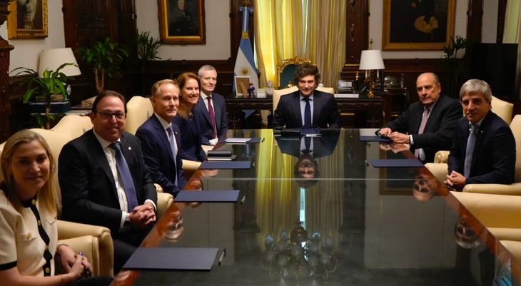 Milei recibió en Casa Rosada al Presidente de Shell Argentina, Germán Burmeister; a la Directora de Integrated Gas & Upstream de Shell, Zoe Yujnovich; al Vicepresidente de Aguas Profundas de Shell, Richard Howe, y a la Gerente de Relaciones Corporativas y Gobierno de Shell Argentina, Verónica Staniscia. Milei recibió en Casa Rosada al Presidente de Shell Argentina, Germán Burmeister; a la Directora de Integrated Gas & Upstream de Shell, Zoe Yujnovich; al Vicepresidente de Aguas Profundas de Shell, Richard Howe, y a la Gerente de Relaciones Corporativas y Gobierno de Shell Argentina, Verónica Staniscia.