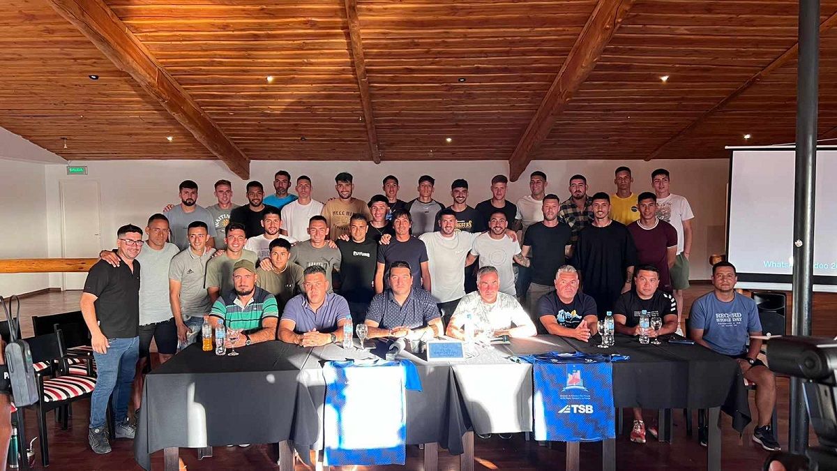 La dirigencia, el cuerpo técnico y los jugadores que ya están entrenando, en la presentación del equipo. Foto: gentileza prensa Rincón&nbsp;
