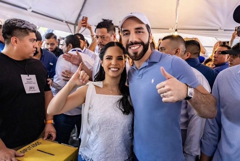 Nayib Bukele junto a su esposa, durante la votación. Nayib Bukele junto a su esposa, durante la votación.