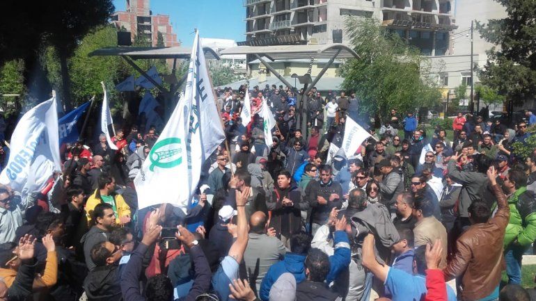 Petroleros se movilizan a Casa de Gobierno por la firma de un convenio