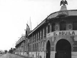 El guardián de Barracas: La emblemática escultura del águila en la cornisa, un hito arquitectónico que aún vigila la zona sur de la ciudad. El guardián de Barracas: La emblemática escultura del águila en la cornisa, un hito arquitectónico que aún vigila la zona sur de la ciudad.