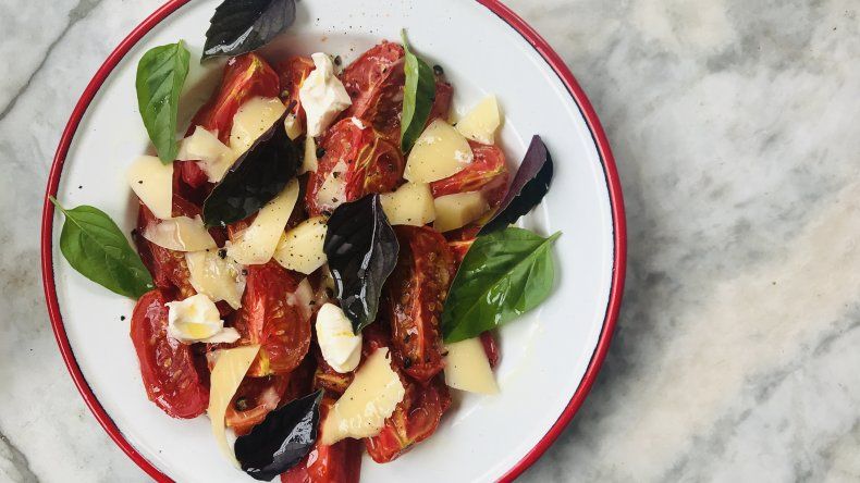 La ensalada caprese es fresca y deliciosa. Marcada por una clara identidad mediterránea