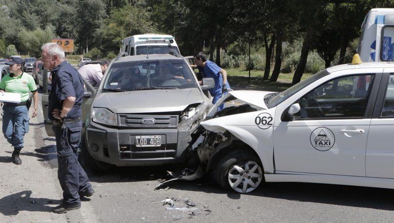 Un taxi sin chofer chocó a dos autos en la Ruta 40