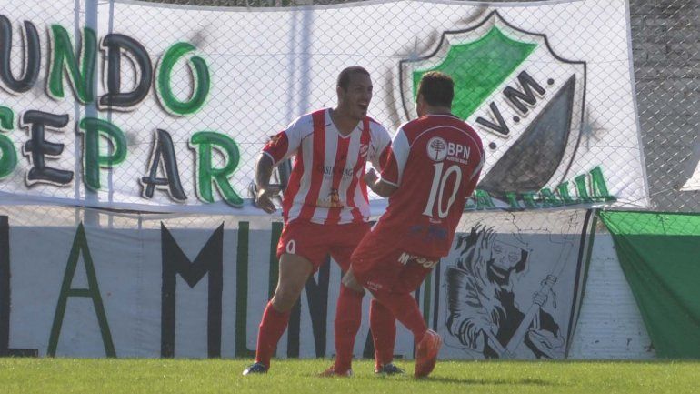 El último antecedente en cancha de Villa Mitre fue festejo para el Rojo.