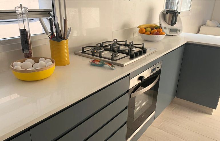 Ni mármol ni granito: los materiales más modernos para renovar tus mesadas en 2025 Ni mármol ni granito: los materiales más modernos para renovar tus mesadas en 2025