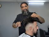 Juan, el ex petrolero devenido en barbero que le pone onda con música electrónica.