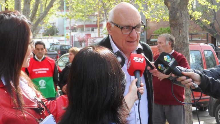 Jubilados estatales neuquinos protestaron en Casa de Gobierno