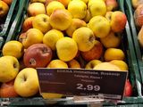 La foto fue tomada la semana pasada en Munich, sur de Alemania. Muestra que una manzana de no muy buena calidad ya está vendiéndose cerca de los 3 euros por kilo