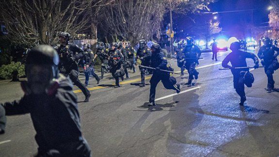 Policía mató a un joven negro y volvió la violencia a las calles de EE.UU.