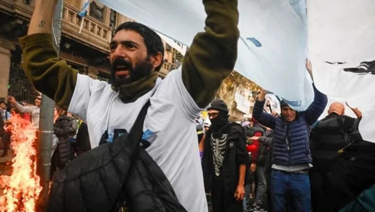 Las organizaciones sociales pedirán libertad inmediata para los detenidos en la votación de la Ley Bases. (Foto NA)